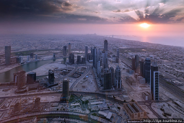 Отдельный пост будет про самый-самый Дубай. Как известно, здесь везде есть что-то самое больше. Самый большой торговый комплекс, аквариум, самое высокое здание, самое большое кольцо... ОАЭ