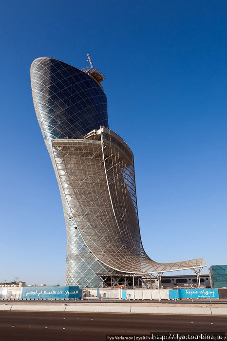 Отдельный пост будет про хорошую архитектуру, которой очень мало в Эмиратах, но кое-что я нашел. ОАЭ