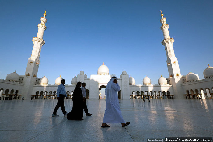 По дороге из парка Феррари заехали в мечеть Шейха Зайеда, самую крупную мечеть в ОАЭ и 8-ю по величине в мире. Я видел очень много мечетей, но эта, наверное, самая красивая. ОАЭ