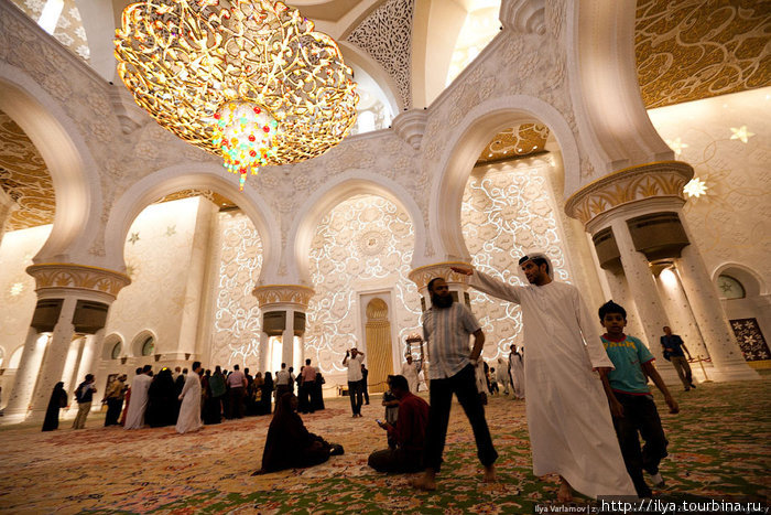 А х, да, внутри мечети лежит самый большой в мире ковер! ОАЭ