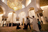 А х, да, внутри мечети лежит самый большой в мире ковер!