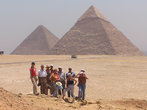 Египетские пирамиды в Гизе.