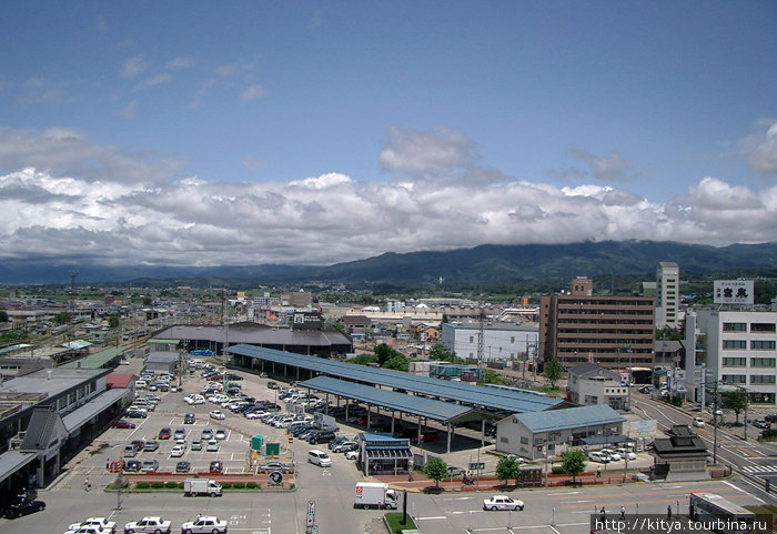 Вид на площадь перед станцией Айзу из окна отеля Айзувакамацу, Япония
