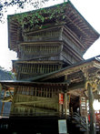 Сазаэ-до, храмовое здание уникальной архитектуры. Построено в форме спирали, и путь вниз не повторяет путь наверх.