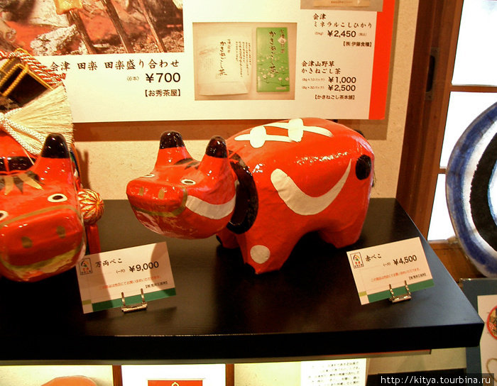Акабэко (красный бычок) местный народный промысел Айзувакамацу, Япония