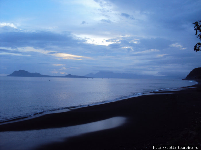 Вечерний пляж Энде, остров Флорес, Индонезия