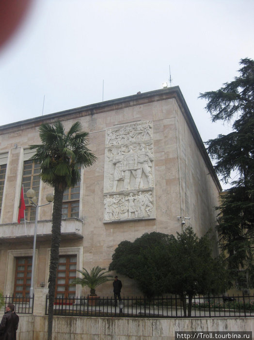 Еще одна композиция на тему грядущего, размещена на углу президентского дворца Тирана, Албания