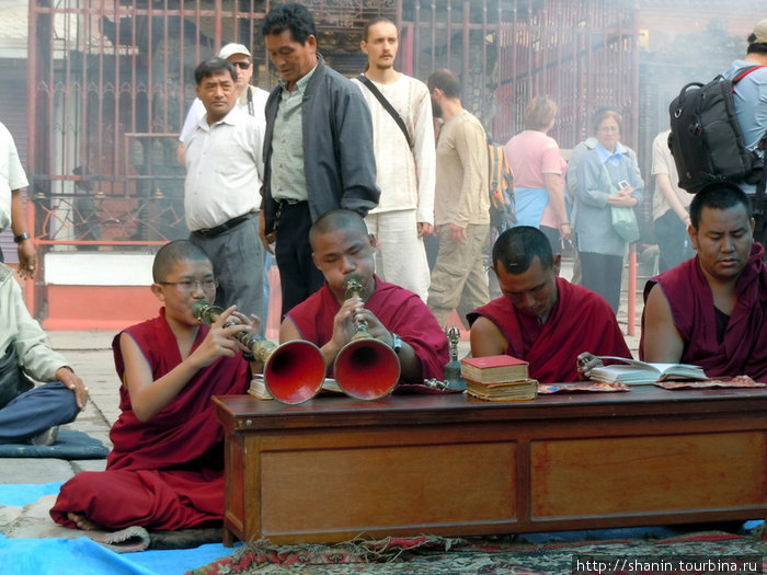 Монахи с дудками Катманду, Непал