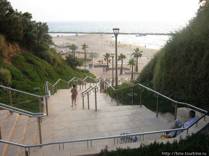 Лестница к морю в Нетании. Тель-Авив, Израиль