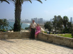 На фоне Тель-Авива.