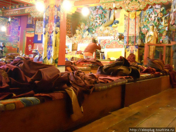Монахов пока нет, только треккеры Тенгбоче, Непал