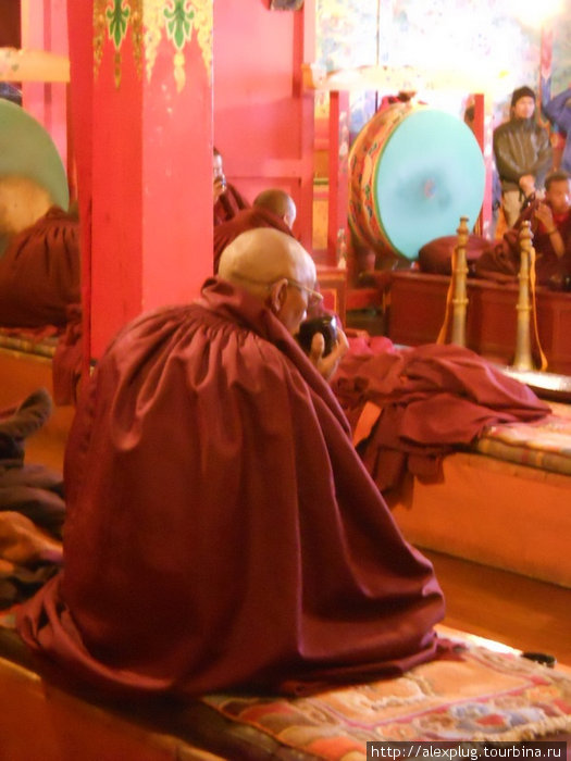 Мантры прерываются коротким чаепитием. Два монаха наливают из больших чайников, остальные пьют. Потом служение возобновляется. Тенгбоче, Непал