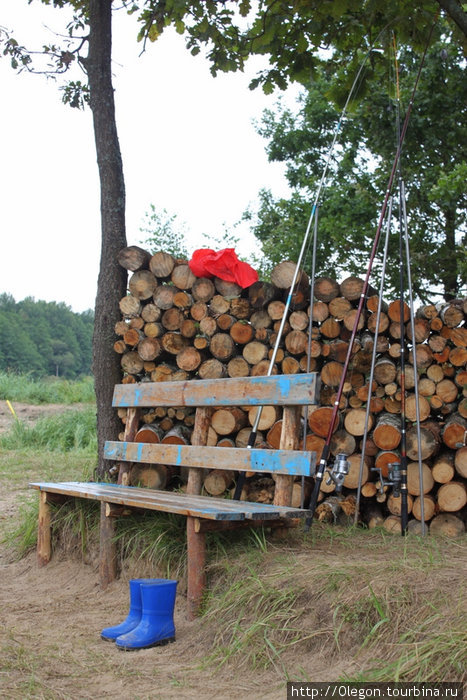 Натюрморт рыбака: резиновые сапоги, удочки и дрова для костра, на котором приготовится вкусная уха Березино, Беларусь