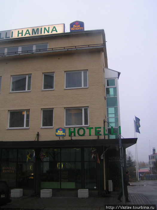 Внешний вид отеля. Справа сзади видна часть парковки Хамина, Финляндия