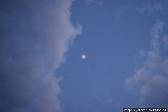 луна среди облаков Острова Сесе, Уганда