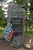 У дороги стоит памятник воинам Великой Отечественной, павшим при освобождении Карпат в 1944 году. (фото из интернета)