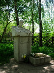Я снова здесь, в семье родной,
Мой край задумчивый и нежный....
Мемориал в парке на территории усадьбы Есениных. 
(2006 г.)
