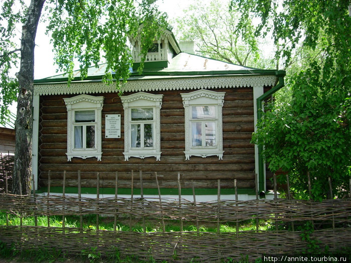 2006 г. Дом родителей Есенина. Построен практически заново после пожара, в 1924 г., воссоздан в 2001 г. Константиново, Россия