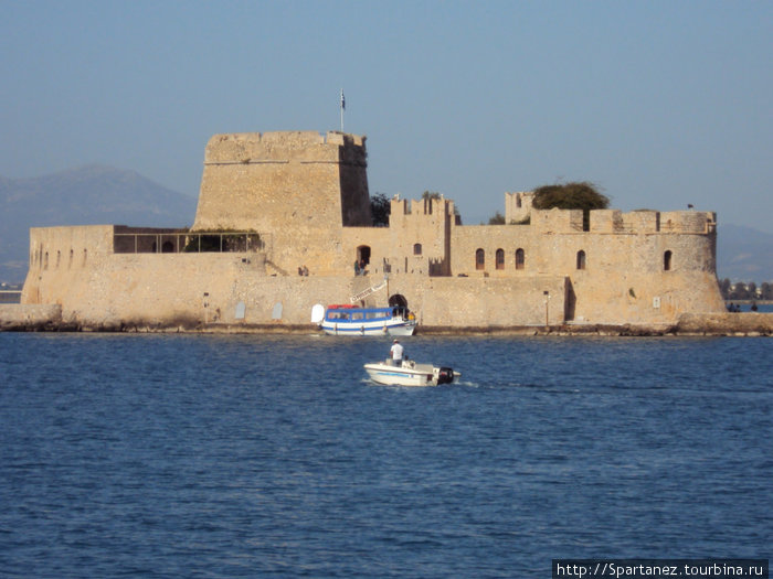 Нафплио крепость в море Б