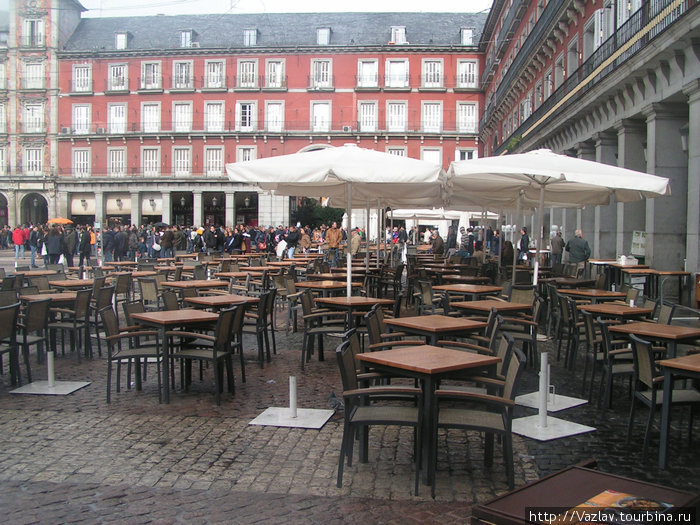 Кафе пустуют из-за дождя Мадрид, Испания