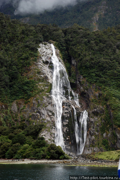 Один из тысячи водопадов Фьордленд Национальный Парк, Новая Зеландия