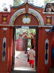 Вход в маленький храм на подступах к главным храмам комплекса