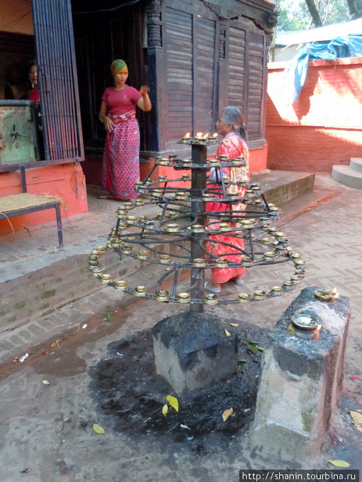 На территории маленького храма Катманду, Непал