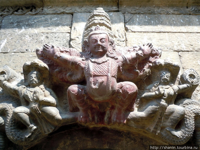 Украшение над входом в храм Шивы Катманду, Непал