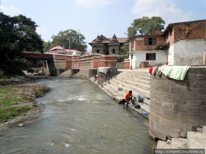Река Багмати у входа на территорию храмов Пашупатинатх Катманду, Непал