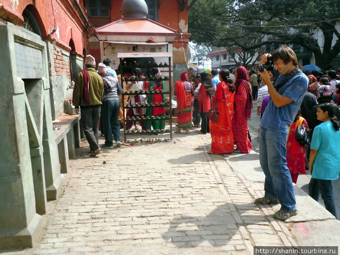 У входа в храм Бхадракали Катманду, Непал