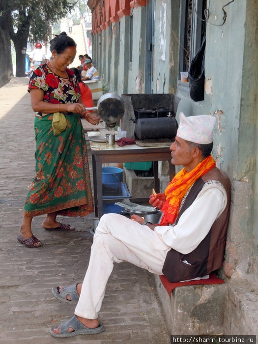 Чаем поят прямо у стен храма Катманду, Непал