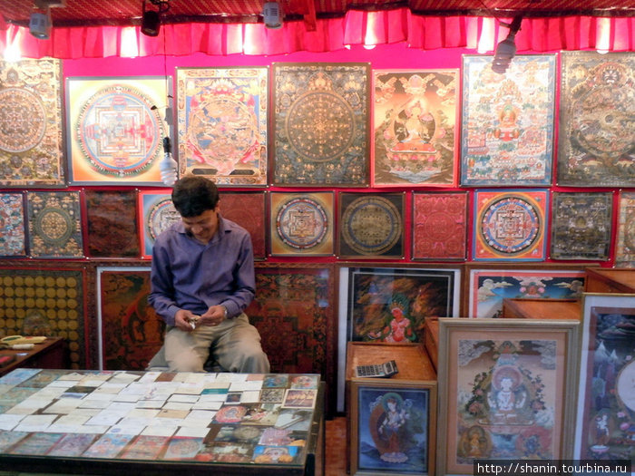Торговец сувенирными картинками Катманду, Непал