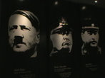В музее Окленда: на одной стене Гитлер, Муссолини и Сталин, на другой — японский премьер, Рузвельт и Черчиль (см. след.фото). Явно перепутали место Сталина и японца.