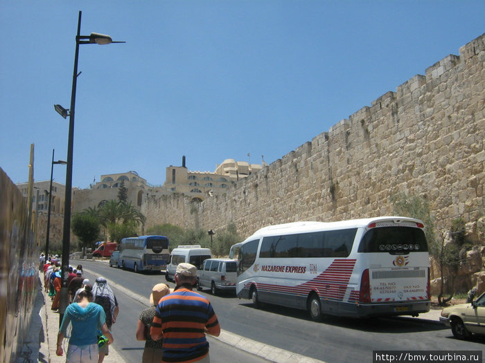 Вдоль крепостной стены Старого Иерусалима. Иерусалим, Израиль