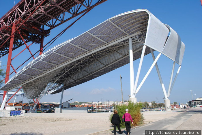 Футуристическая конструкция в основании моста Лиссабон, Португалия
