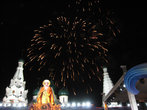 Первый день торжеств закончил рассыпавшийся над Советской площадью яркий салют