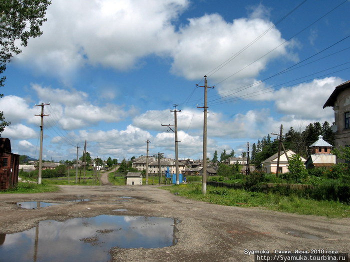 Часть домов в селе выстроилась вдоль железной дороги, а часть разбежалась по склонам гор, образуя улицу без названия. Сянки, Украина