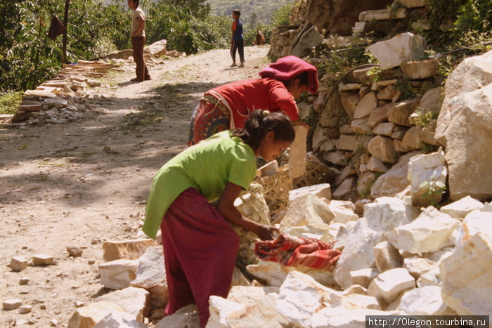 Перенос камушков хрупкими девушками Непал