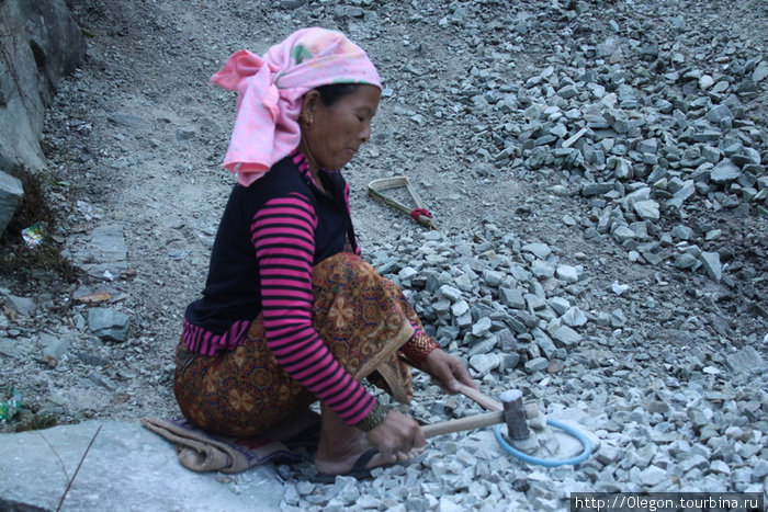 Творческая работа- колоть камни в гравий Непал