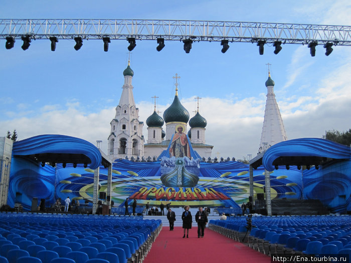 Советская площадь стала концертным залом под открытым небом в день торжественного открытия праздника 11 сентября 2010 года Ярославль, Россия