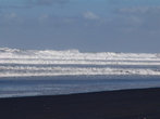 Тасманово море. Бесконечные пляжи с черным песком. Черный песок с кварцевыми вкраплениями, поэтому на солнце очень красиво поблескивает.