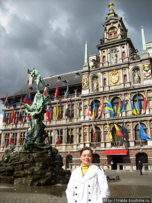 Гроте Маркт – треугольная площадь, являющаяся центром Антверпена. Центральную площадь украшает здание Городской Ратуши,украшенное многочисленными флагами, что символизирует мультикультуры города. Бельгия