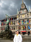 Гроте Маркт – треугольная площадь, являющаяся центром Антверпена. Центральную площадь украшает здание Городской Ратуши,украшенное многочисленными флагами, что символизирует мультикультуры города.