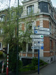 Брюссель.В подтверждении тому, что в городе два официальных языка — все надписи улиц и указатели написаны на 2-х языках.