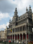 Брюссель.Гранд Пляс.Площадь окружена готической Ратушей, позднеготическим Домом короля и Домами Гильдий с роскошно украшенными и позолоченными фасадами в стиле фламандского барокко.