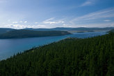 Там, справа вверху, озеро заканчивается и начинается вытекающая из него река Эгийн-Гол, которая через много сот километров принесет эти голубые воды старшей сестре — Байкалу.