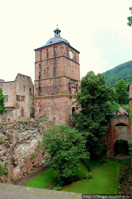 Надвратная башня(1541г) — оборонительное сооружение и вход в замок Гейдельберг, Германия