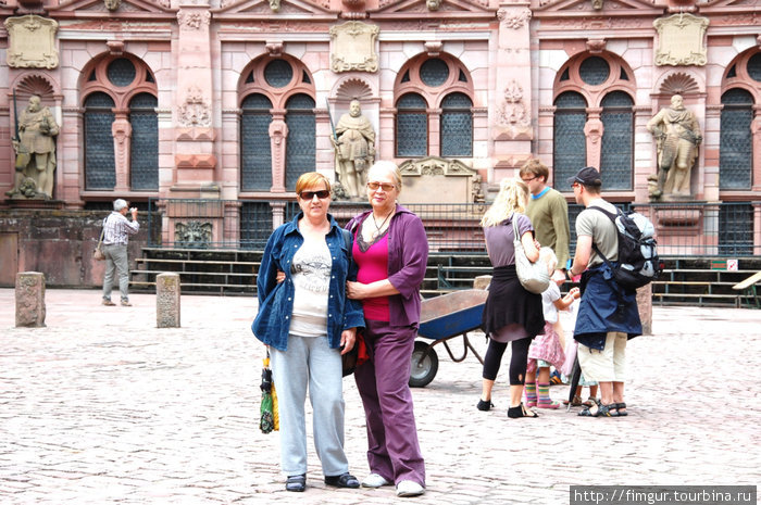 Туристы у дворца Фридриха Гейдельберг, Германия