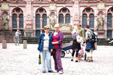 Туристы у дворца Фридриха