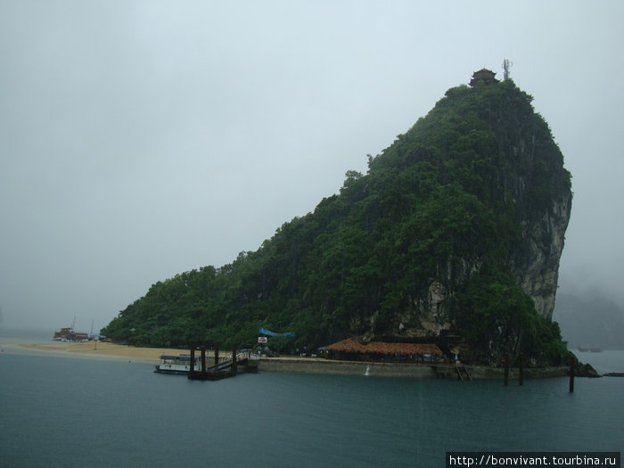 Остров Титова под дождем Халонг бухта, Вьетнам